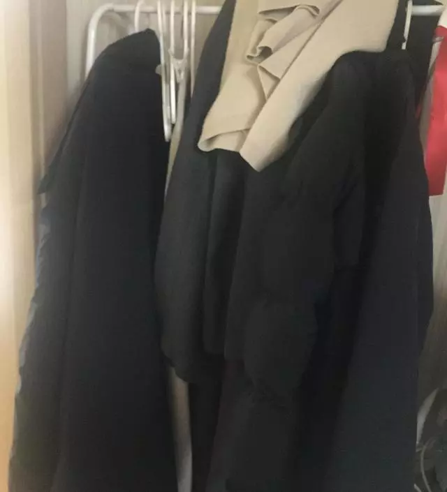 [네이버브랜드스토어 리뷰] 동거인의 밖에서 입었던옷 거는용도로 구매했는데 막 걸어대고 위에 올려대는것이 슬프