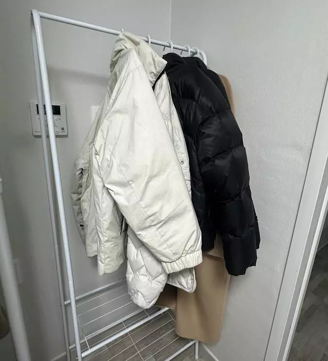 [네이버브랜드스토어 리뷰] 조립은 쉬워요 그런데 견고 하지는 않고 흔들거려서 좀 불안하네요 ㅠㅠ 틈새 수납에 좋