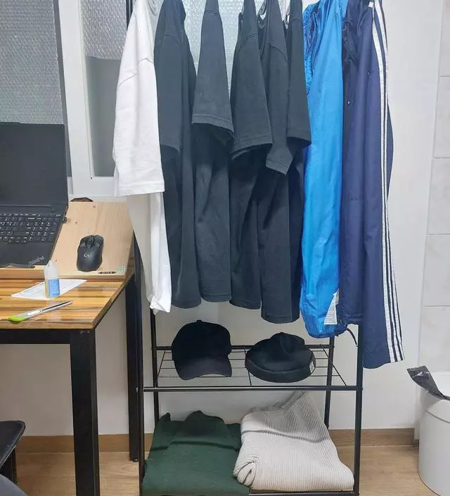 [네이버브랜드스토어 리뷰] 무너졌다거나 조립이 어렵다는 리뷰가 있어서 걱정을 했으나 최대하중보고 가벼운 티셔