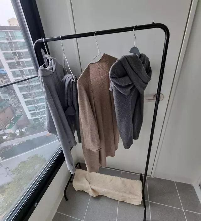 [네이버브랜드스토어 리뷰] 겨울철 많은 외출복걸이대로 잘 쓰고있어요.
