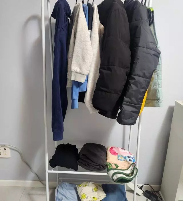 [네이버브랜드스토어 리뷰] 조립 다해서 세워서 볼트 더 조여 줬어요. 흔들림 없고, 잘 세워지고 무겁지 않아 이동