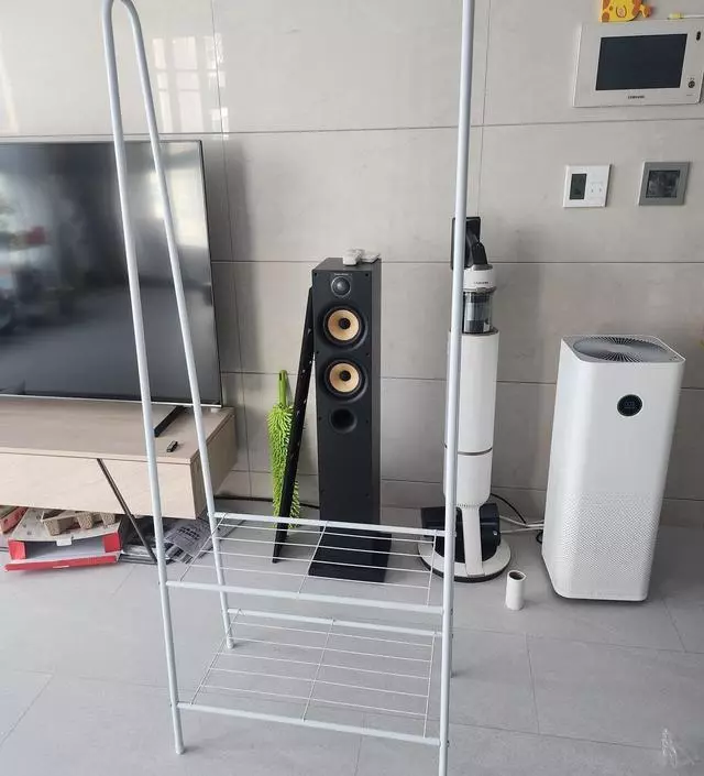 [네이버브랜드스토어 리뷰] 조립 다해서 세워서 볼트 더 조여 줬어요. 흔들림 없고, 잘 세워지고 무겁지 않아 이동