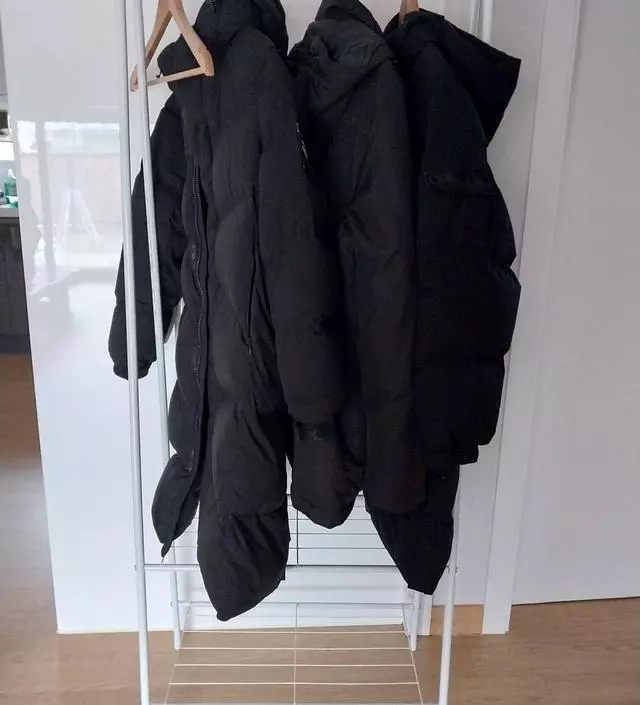 [네이버브랜드스토어 리뷰] 가벼워서 여성이 조립하기도 쉽고 옷 걸기도 좋아요. 외출하고 돌아와 패딩걸기 넘 좋네