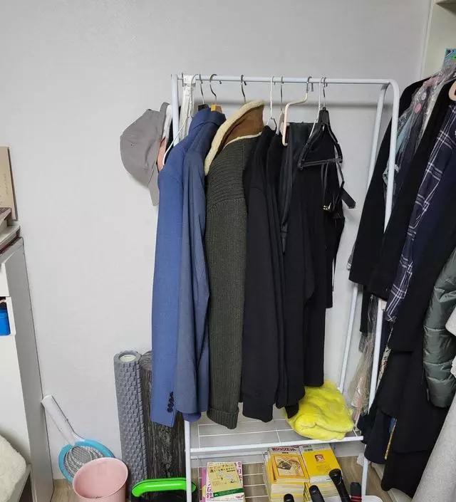 [네이버브랜드스토어 리뷰] 침대와 옷장 사이에 둘 옷걸이 필요해서 열심히 검색하다 발견해서 산 건데 좋은 가격에