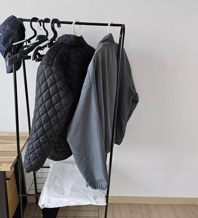 [네이버브랜드스토어 리뷰] 엄청견고하거나 하지않지만 철재라 안정감있고 수납도 넉넉합니다
