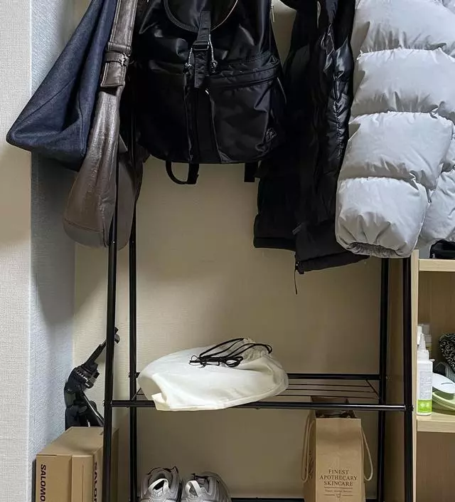 [네이버브랜드스토어 리뷰] 혼자서도 쉽게 조립할 수 있고 꽤나 견고합니다! 방에 거의 매일입는 아우터와 가방들이