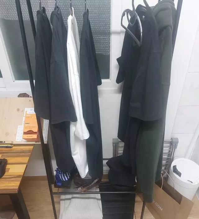 [네이버브랜드스토어 리뷰] 최대하중때문에 겨울옷은 걸어두기 힘들듯 보통 가벼운 옷들 위주로 걸고 니트류는 개켜