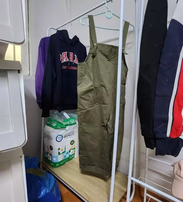 [네이버브랜드스토어 리뷰] 긴 옷을 그대로 걸 수 있어서 좋고, 상의를 건다면 아래에 있는 견고한 나무선반을 다른