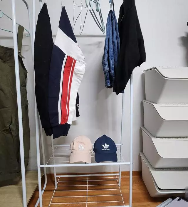 [네이버브랜드스토어 리뷰] 생각했던 것처럼 완전히 튼튼한 느낌은 아니지만 행거 자체가 넓은 사이즈도 아니고, 안