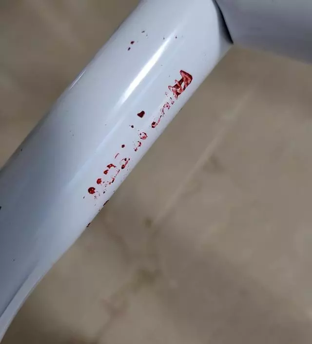 [네이버브랜드스토어 리뷰] 이물질이 묻어있네요
