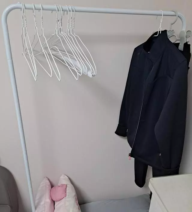 [네이버브랜드스토어 리뷰] 예상했던 크기이고..손님용 옷걸이로 샀는데 가볍고 괜찮네요~~