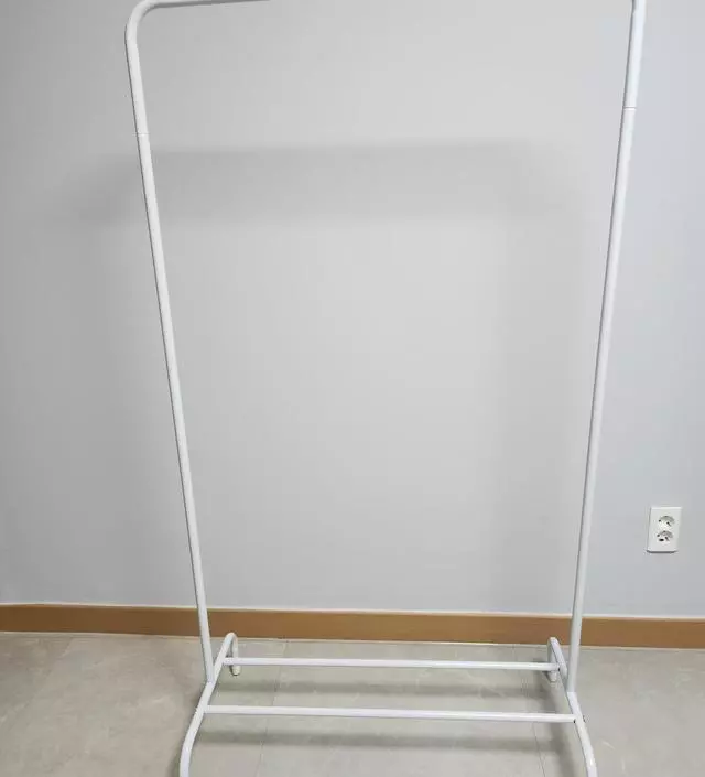 [네이버브랜드스토어 리뷰] 생각보다 옷도 많이 걸리고 군더더기 없이 심플해서 좋아요.