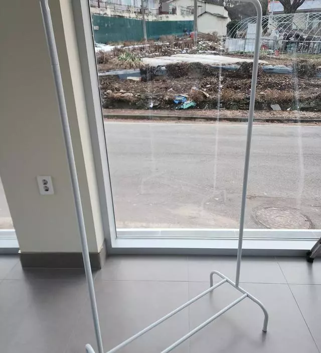 [네이버브랜드스토어 리뷰] 생각보다 좀 약한데 조립도 쉽고 예쁘고 싸게 잘 샀어요. 밑에 무언가 둘 수 있는건 비