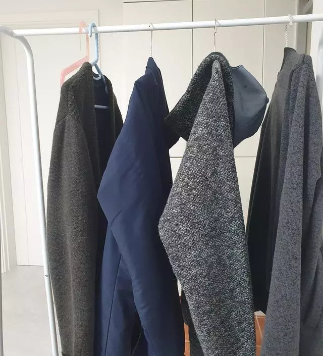 [네이버브랜드스토어 리뷰] 잘 받았습니다 견고하지는 않지만 밑에 무거운 걸 받쳐놓으니 좋네요