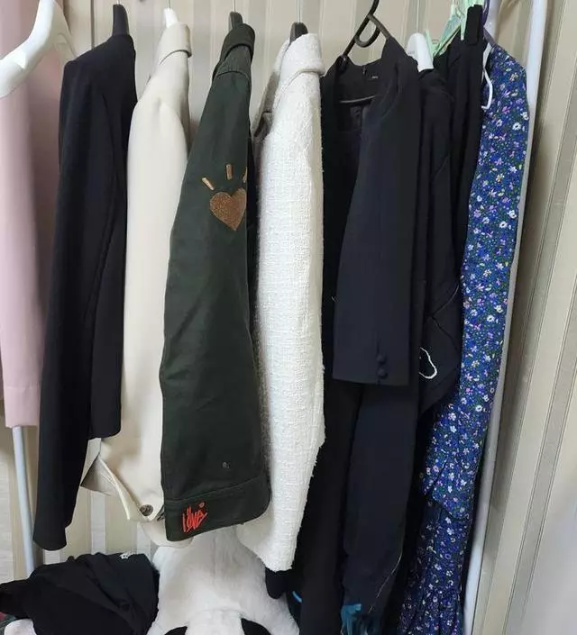 [네이버브랜드스토어 리뷰] 하얀색 페인트도 까져있고 중간 지지대에 나사 구멍도 안맞고 밑에 받침대에 나사는 아