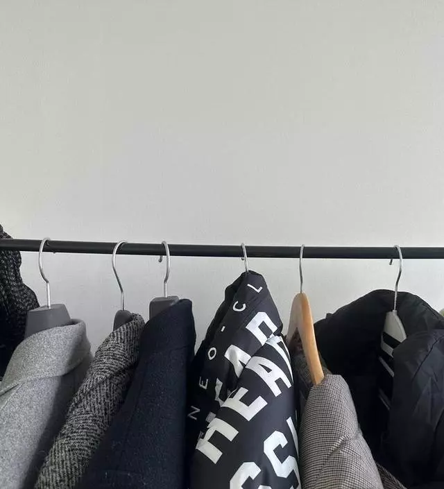 [네이버브랜드스토어 리뷰] 지지대가 좀약하긴하네요~ 외투 좀만 걸어도 좀 휘어여~