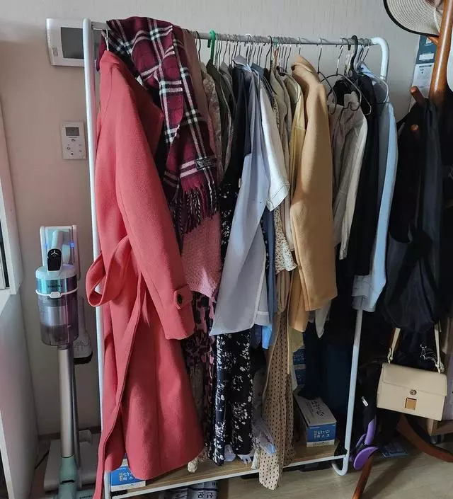 [네이버브랜드스토어 리뷰] 싼가격에 잘쓰고있어요 단, 많이걸면 위에 봉 부러지네요 ㅎ 얇은옷들은 끄떡없네요