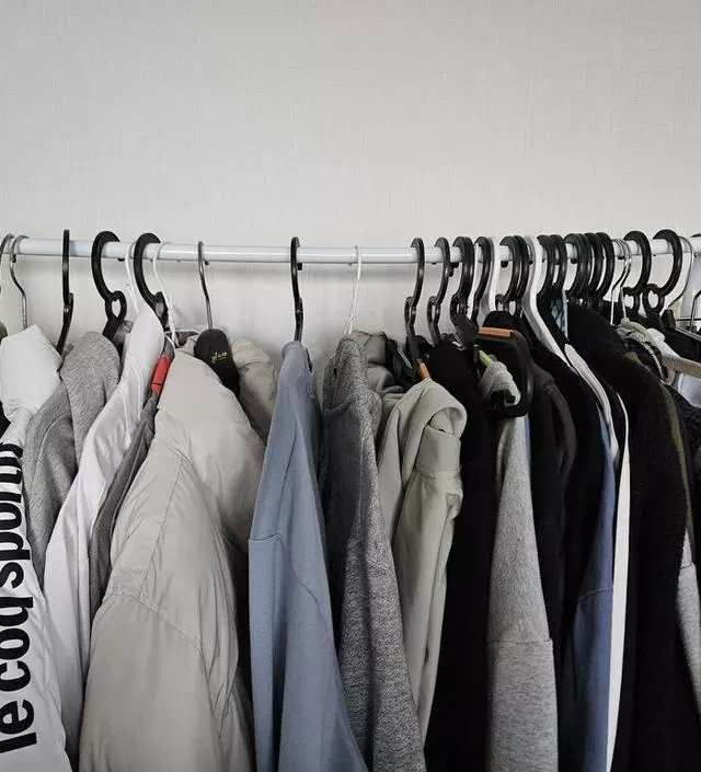 [네이버브랜드스토어 리뷰] 겨울옷이라 가운데 힘이 부적하긴 하지만 맘족하고 쓰고 있습니다