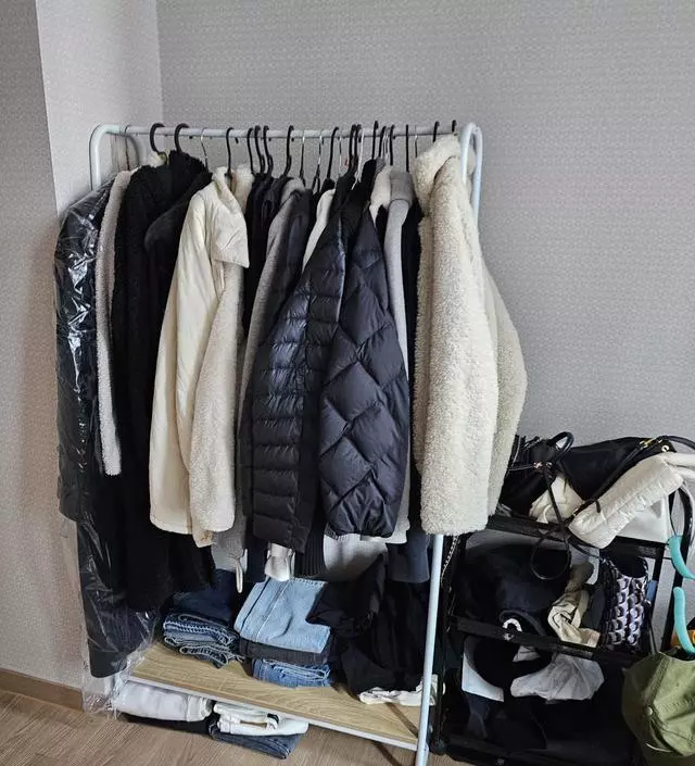 [네이버브랜드스토어 리뷰] 옷을 너무 많이 걸어서 살짝 휘긴했지만 튼튼하고
