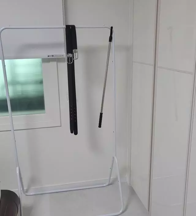 [네이버브랜드스토어 리뷰] 기본으로 깨끗하고 단순한 행거 찾고있었는데 여기에 있네요 ㅎㅎ 생각보다 다소 크긴 