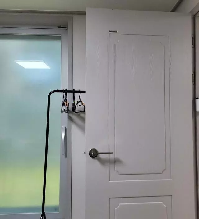 [네이버브랜드스토어 리뷰] 외투 걸 목적으로 구매했습니다 좋은 가격에 잘 샀어요^^