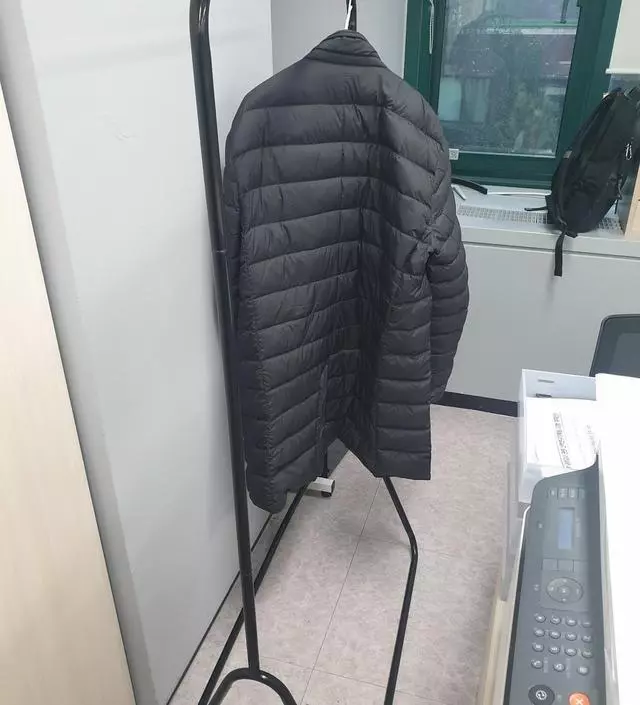 [네이버브랜드스토어 리뷰] 겨울이 되니 외투가 생겨서 보관 장소가 마땅하지 않아 가볍게 쓰려고 구매했싑니다. 제