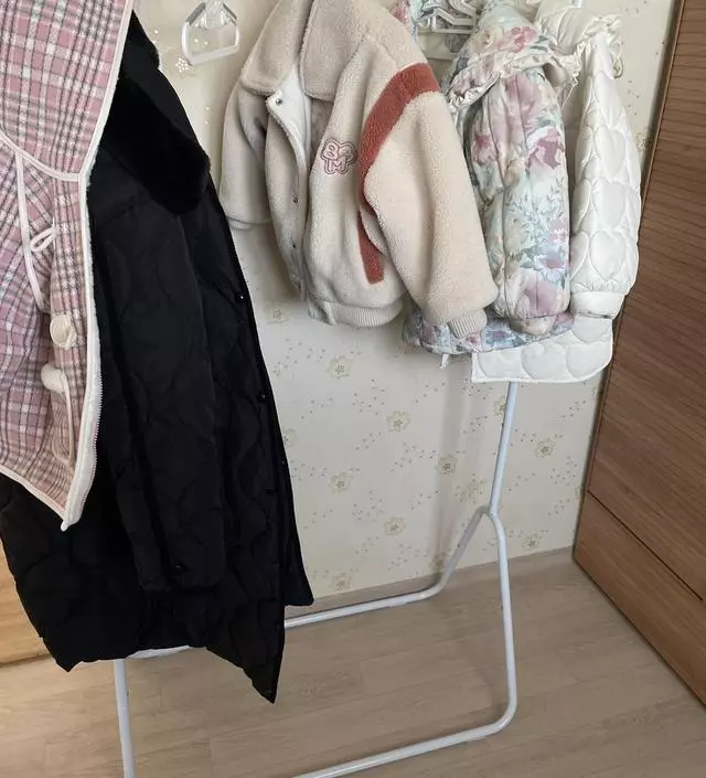 [네이버브랜드스토어 리뷰] 아기방에서 쓰려고 샀는데 사이즈도 딱맞고 튼튼하고 조립도 편해서 좋아요!!!끝부분에