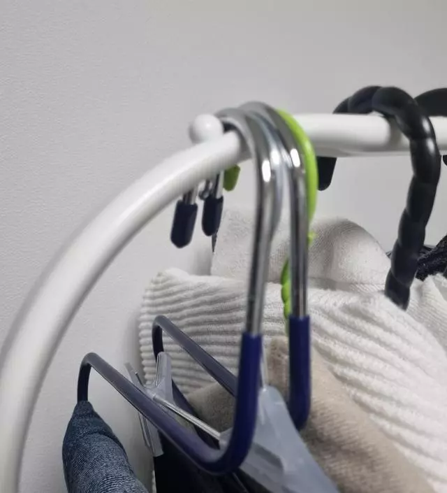 [네이버브랜드스토어 리뷰] 틈새 수납위해 조금 작은 사이즈로 구매했는데 만족합니다 아래에도 짐을 둘수 있어서 