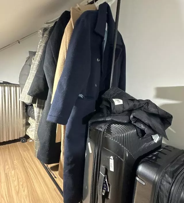 [네이버브랜드스토어 리뷰] 바닥에 받침대가 없어서 긴 코트 걸기가 너무 좋아요.... 1메다 20되는것도 다 걸 수 있