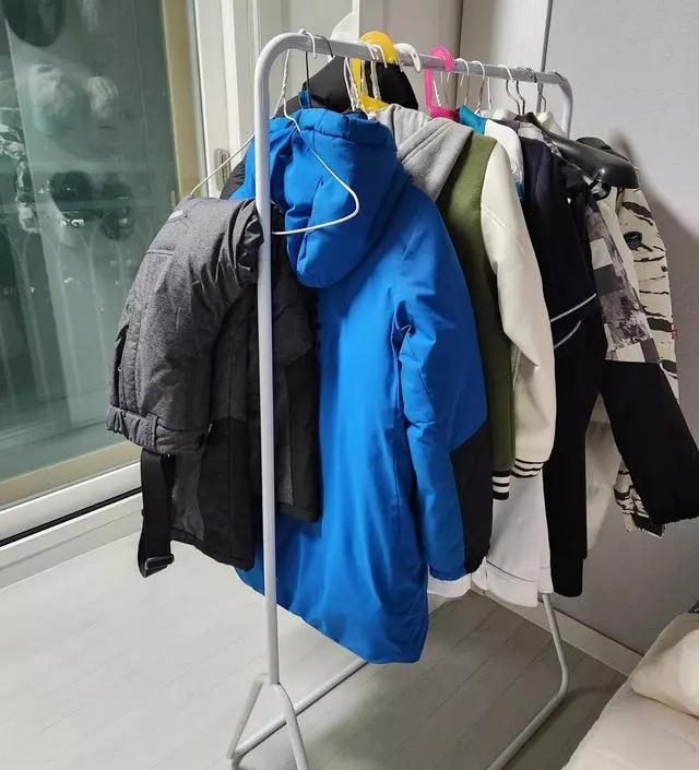 [네이버브랜드스토어 리뷰] 최대 사용했을때 모습이예요 자주 입는 외투 걸어둘려고 구매했어요  깔끔 하고 괜찮네