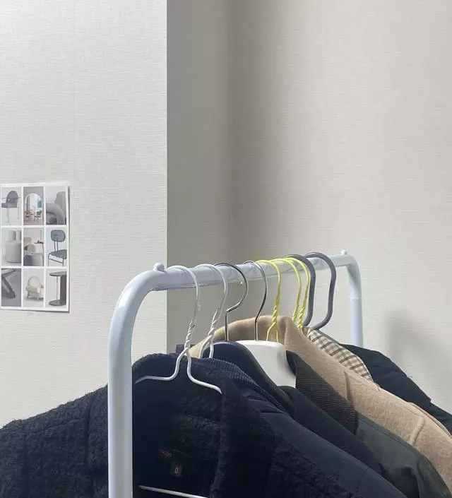 [네이버브랜드스토어 리뷰] 딱 제가 원햇던 사이즈이고 패딩 3개 코트5개 안정적으로 걸려서 좋았어요! 아주 약간의