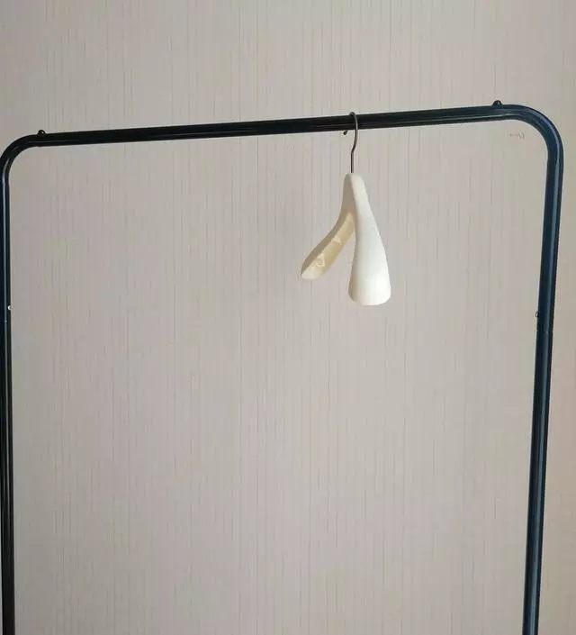 [네이버브랜드스토어 리뷰] 다른 행거에 비해 저렴해서 구매했는데 퀄리티도 나쁘지 않고 괜찮아요 근데 조립 후 세