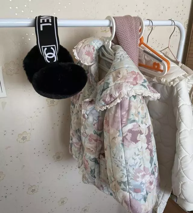 [네이버브랜드스토어 리뷰] 아기 옷 걸고도 양옆에 흘림방지가 있어서 엄마옷도 덤으로 같이 걸고있어요^^!!! 너무