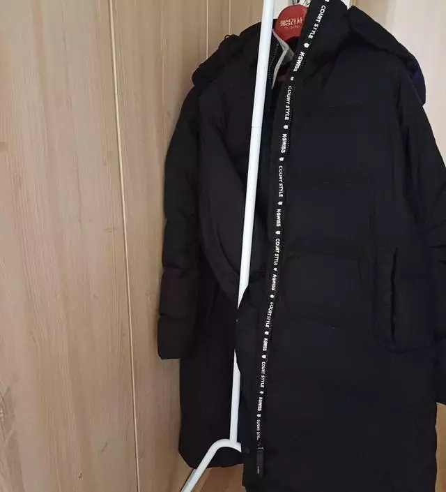 [네이버브랜드스토어 리뷰] 입는 겨울 패딩을 걸곳이 마땅치 않아서 고민하다가 구매했네요. 롱패딩 4개 걸고 나니