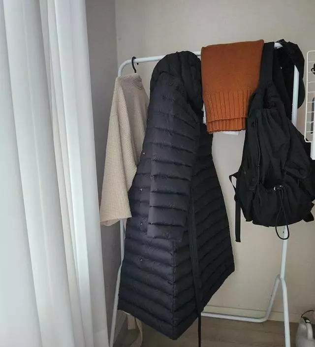 [네이버브랜드스토어 리뷰] 지지대가 와이자여서 그런지 얇아도 튼튼히 받혀주네요, 조립할때 나사가 깔끔하게 안들