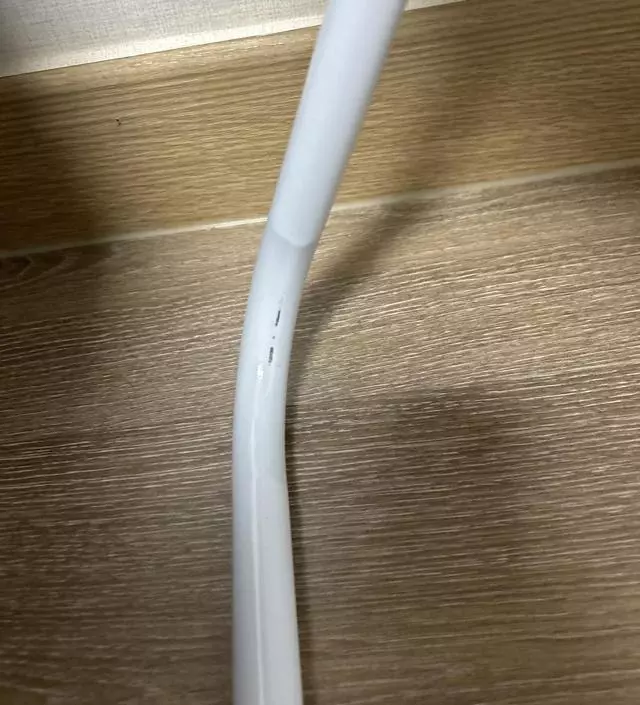 [네이버브랜드스토어 리뷰] 다른 것 다 좋은데 다리 부분에 스크레치가 있네요....