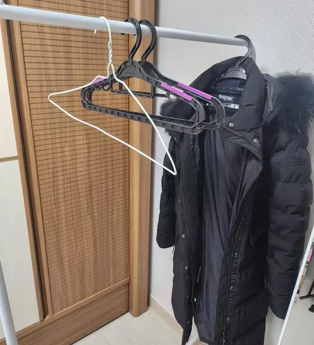 [네이버브랜드스토어 리뷰] 편하게 잘 사용하고 있습니다 밖에나갔다 들어오면 바로 벗어둘수있어 편하고 좋아요 자