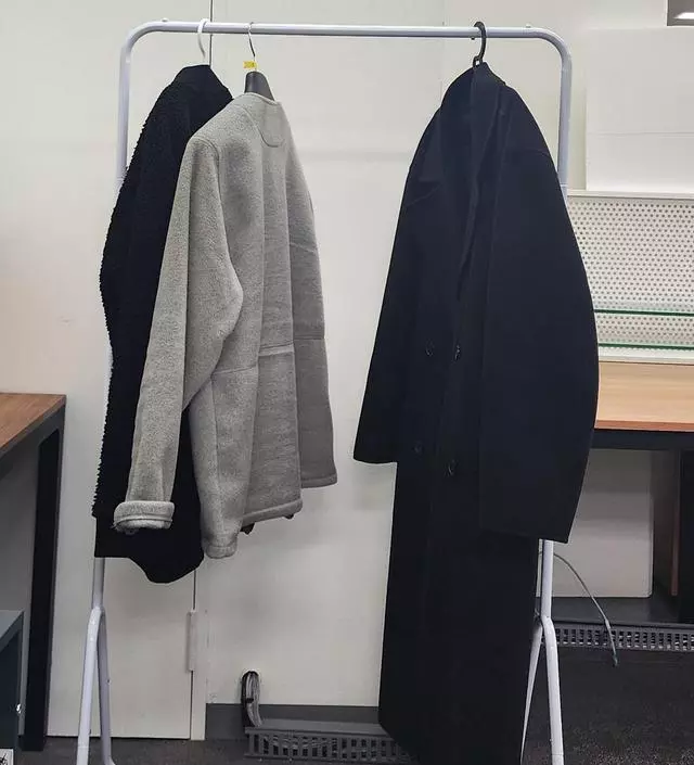 [네이버브랜드스토어 리뷰] 회사에서 자리 옆에 놓고 쓸려고 구매했는데 배송도 빠르고 조립도 쉽습니다. 다만 가격