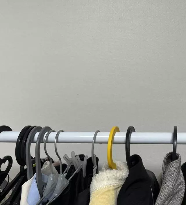 [네이버브랜드스토어 리뷰] 철제라서 생각보다 견고하고 잘 서있습니다! 좋은 행거 찾을거라고 오래 검색했는데 가