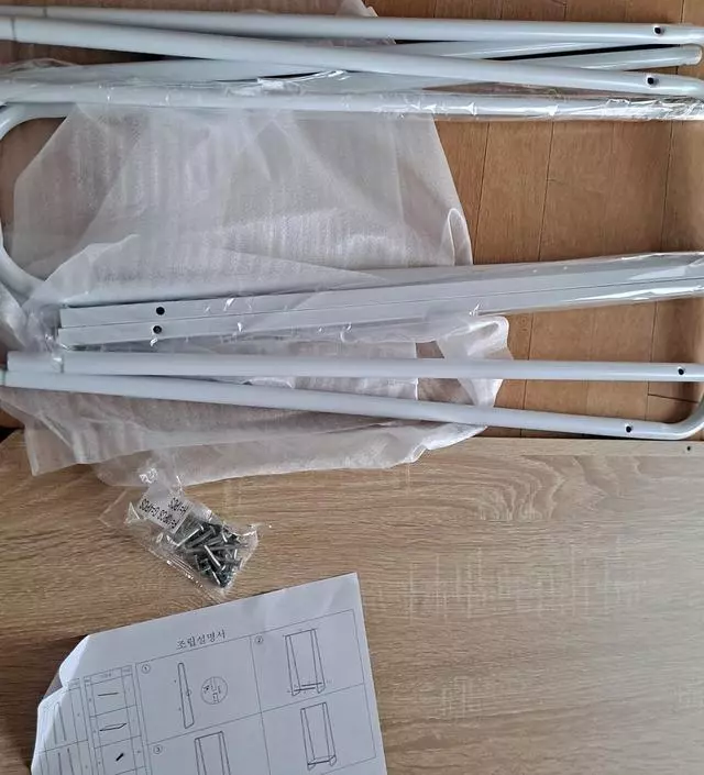 [네이버브랜드스토어 리뷰] 배송 잘 받았습니다. 설명서 확인하고 조립하니 쉽네요. 외투나 가방 두려고요. 외출하