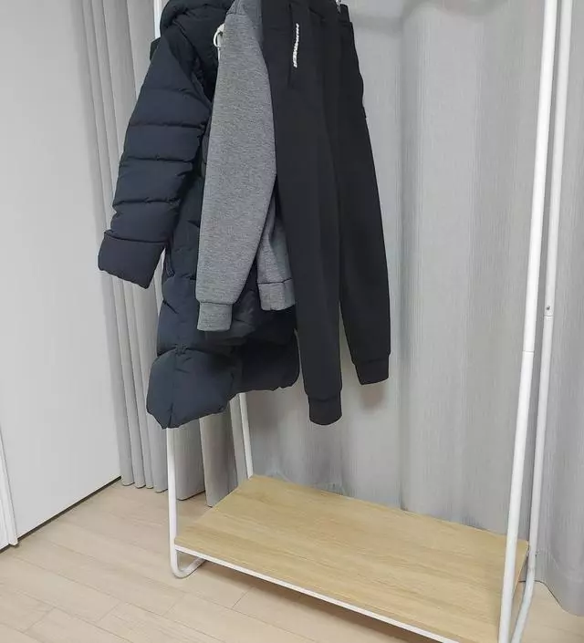 [네이버브랜드스토어 리뷰] 딸 방 행거로 쓰다가 안방에도 필요해서 하나 더 구입합니다. 조립은 다소 힘들지만 완