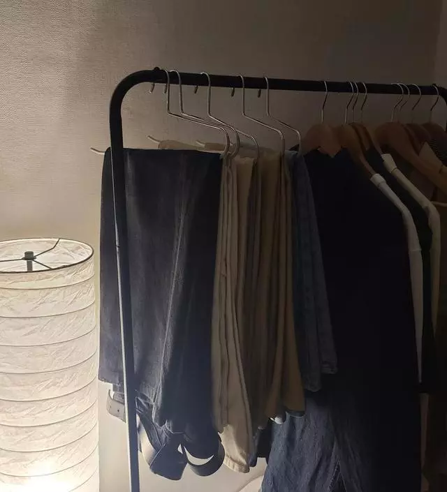 [네이버브랜드스토어 리뷰] 자주 입는 옷들을 걸어두려고 구매했어요. 공간차지도 많지 않네요.
