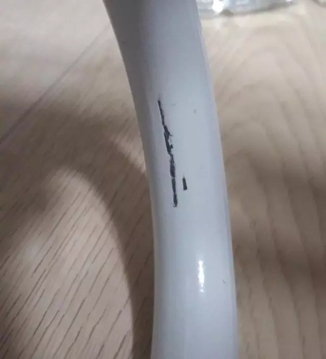 [네이버브랜드스토어 리뷰] 다른 리뷰보고 까짐 예상하고 주문하긴 했는데 그래도 아쉬워요 조립 진짜쉽고 약간 흔