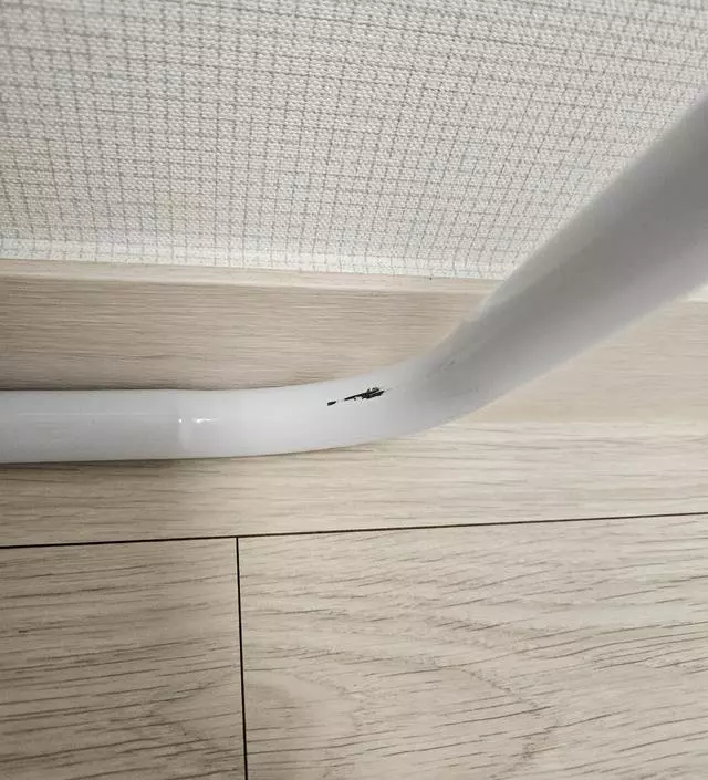 [네이버브랜드스토어 리뷰] 색깔이 조금 벗겨진 부분도 있지만 ㅎㅎㅎ 저렴하게 구매했어요~  조립하기도 편하고 맘