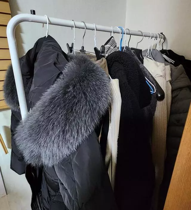 [네이버브랜드스토어 리뷰] 착한 가격! 모던한 디자인! 대만족하며 사용 중이에요~ 입던옷 걸어놓는 용도로 사용하