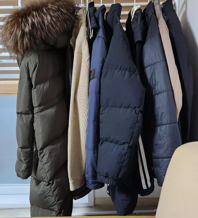 [네이버브랜드스토어 리뷰] 착한 가격! 모던한 디자인! 대만족하며 사용 중이에요~ 입던옷 걸어놓는 용도로 사용하