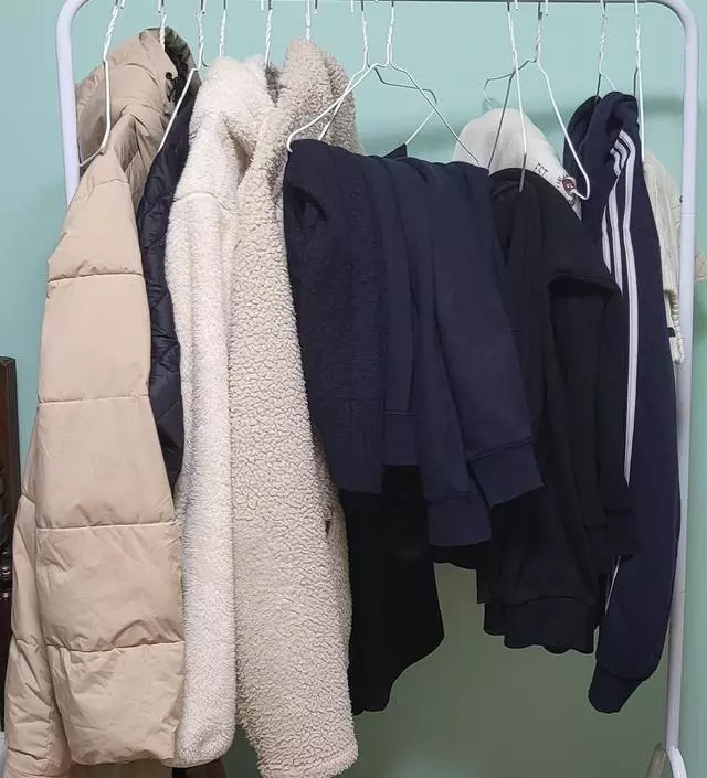 [네이버브랜드스토어 리뷰] 조립쉽고,가볍고,  양쪽끝이뽈록솟아 옷걸이떨어질염려없음.나갔다들어오면 옷아무데나