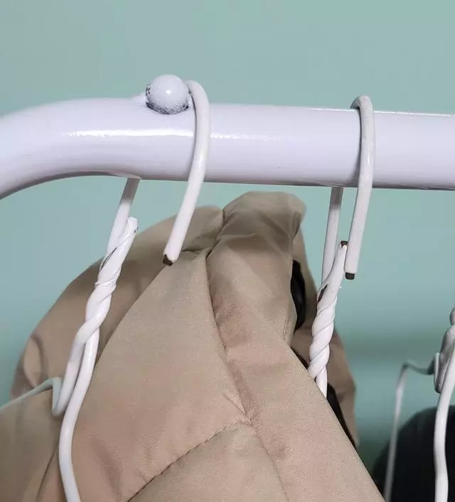 [네이버브랜드스토어 리뷰] 조립쉽고,가볍고,  양쪽끝이뽈록솟아 옷걸이떨어질염려없음.나갔다들어오면 옷아무데나