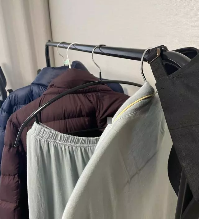 [네이버브랜드스토어 리뷰] 밖에서 나갔다오거나 편의점가거나 ㅋㅋ 집앞나갈때 ㅎㅎ 옷 걸어둘때가 없어 구매했습