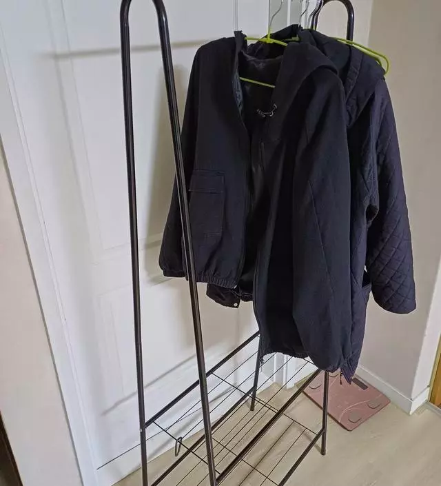 [네이버브랜드스토어 리뷰] 코트를 걸어도 괜찮은 높이에요. 아래쪽 철망에 바구니 하나 두고 소품을 담아쓰면 활용